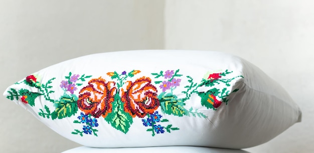 Detal haftu na lnianej poszewce